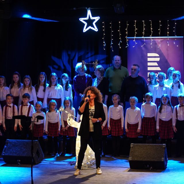 Jitka Zelenková,  dětský pěvecký sbor Škatulata a senioři Centra Elpida  (Koncert pro Ježíškova vnoučata na Dvojce) | foto: Jiří Šeda